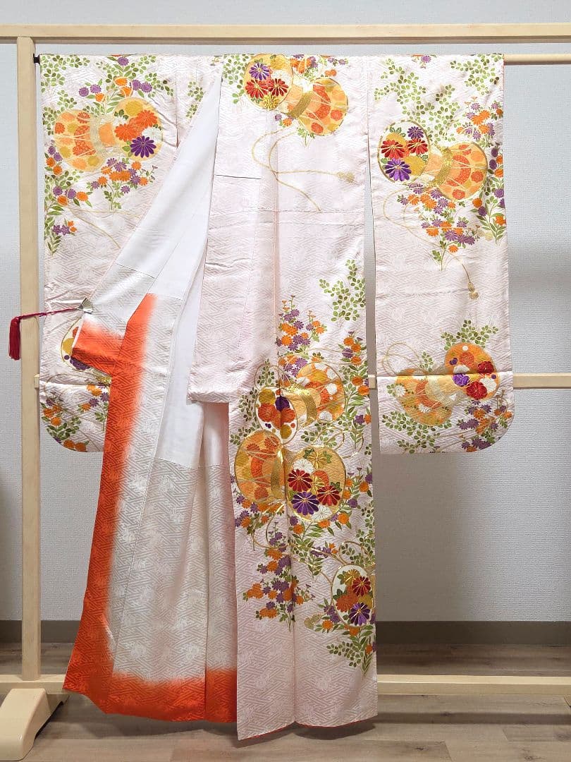 B◆着物くつろぎ 鼓に菊模様 金彩 金駒刺繍 白 袷 正絹 成人式 振袖 着物