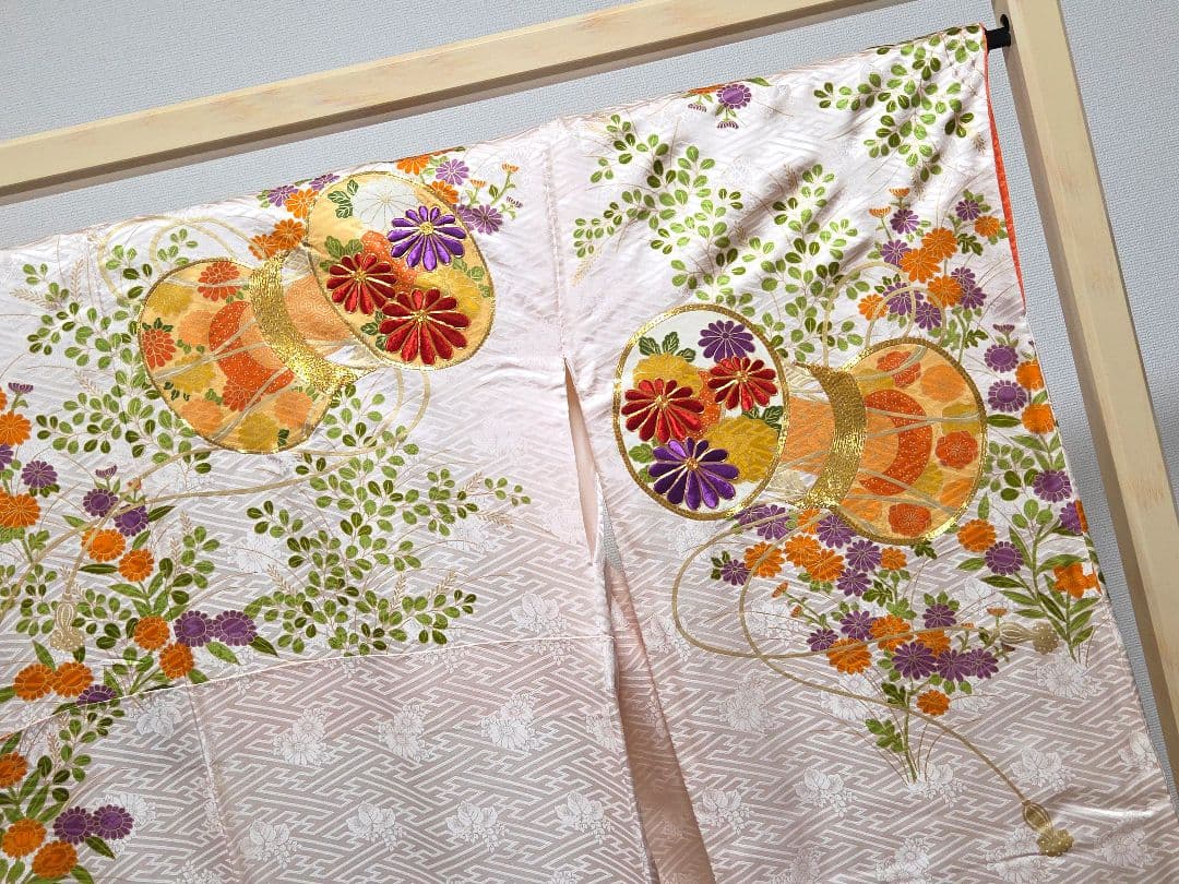 B◆着物くつろぎ 鼓に菊模様 金彩 金駒刺繍 白 袷 正絹 成人式 振袖 着物