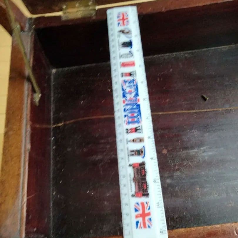 イギリスからの収納できるビンテ−ジスツ−ル、秘密の物入れ、刺繍