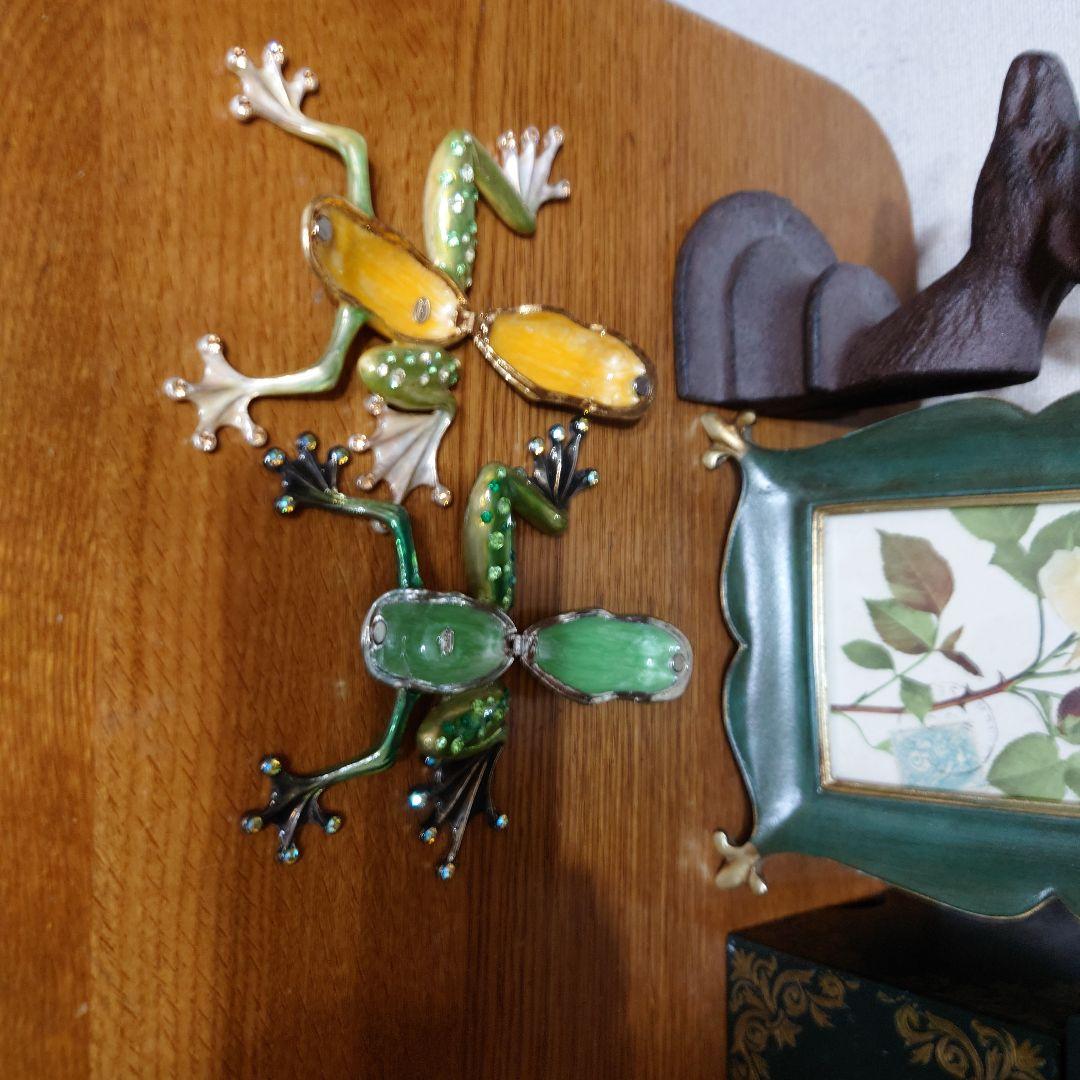 緑色のエナメル製カエルの置物2点