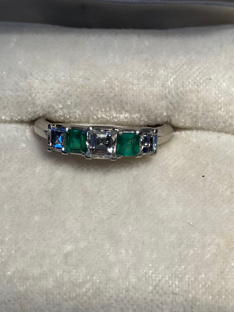 小さなエメラルドと小さなダイヤのリング