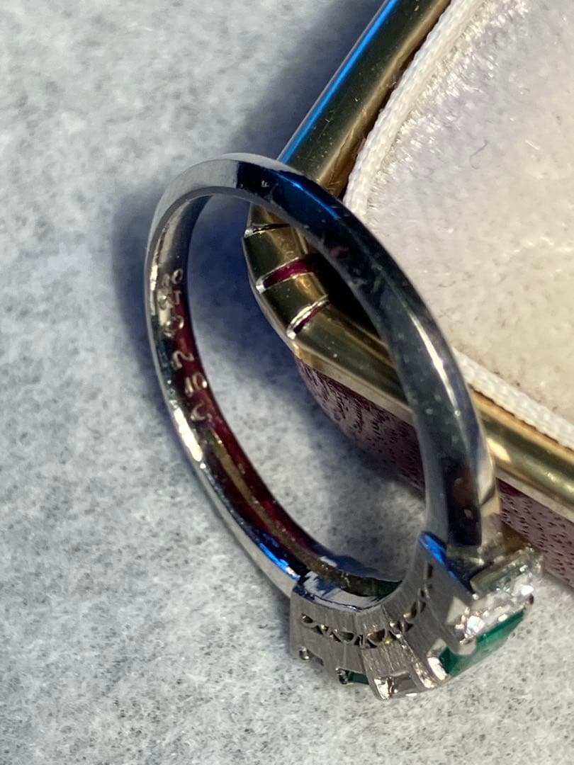 小さなエメラルドと小さなダイヤのリング