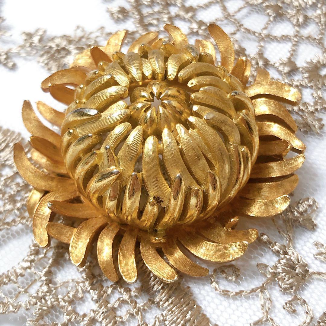 TRIFARI ブローチ 洋菊 Chrysanthemum ゴールドカラー