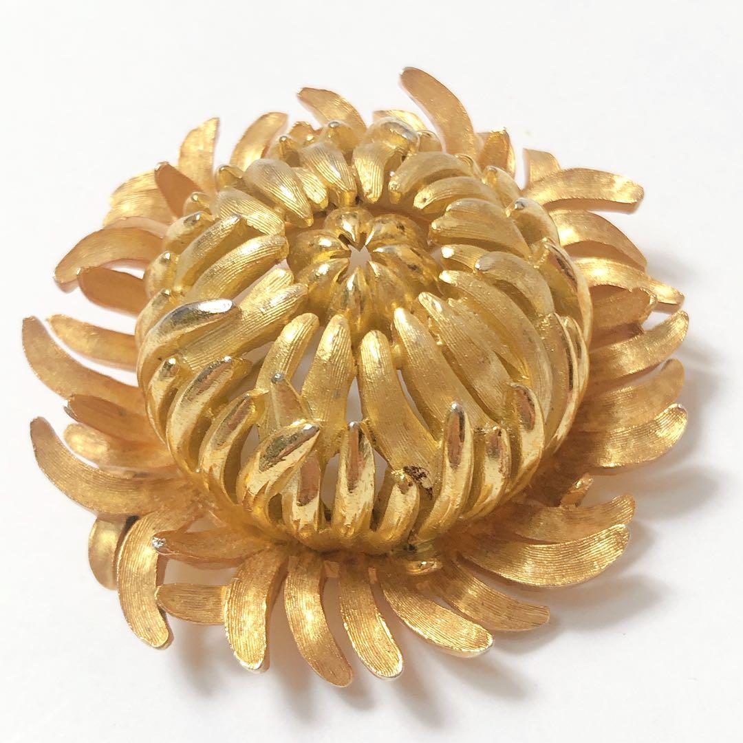 TRIFARI ブローチ 洋菊 Chrysanthemum ゴールドカラー