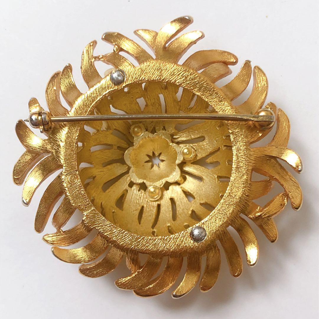 TRIFARI ブローチ 洋菊 Chrysanthemum ゴールドカラー