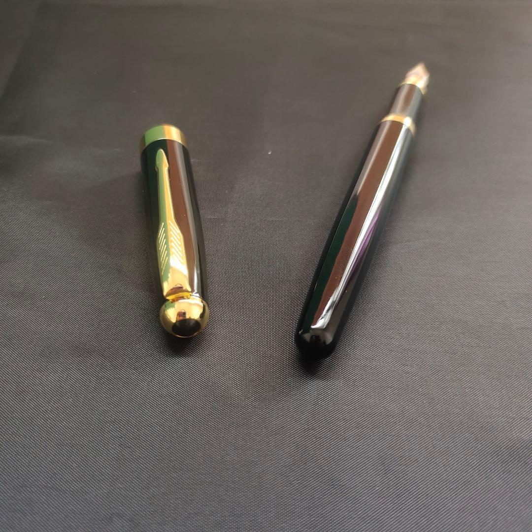 @黒い万年筆 金メッキ装飾671
