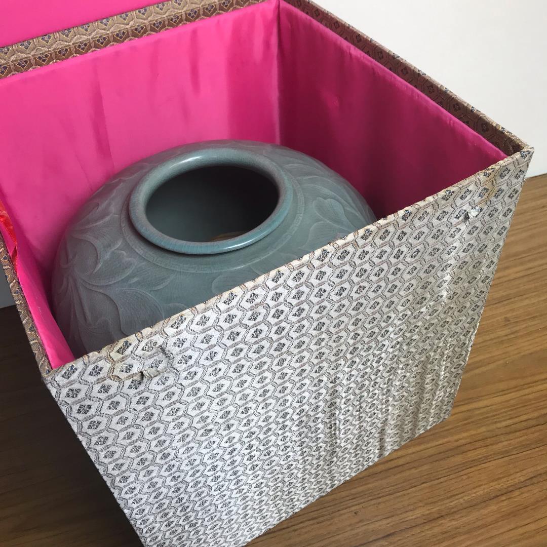 青磁の壺　特大