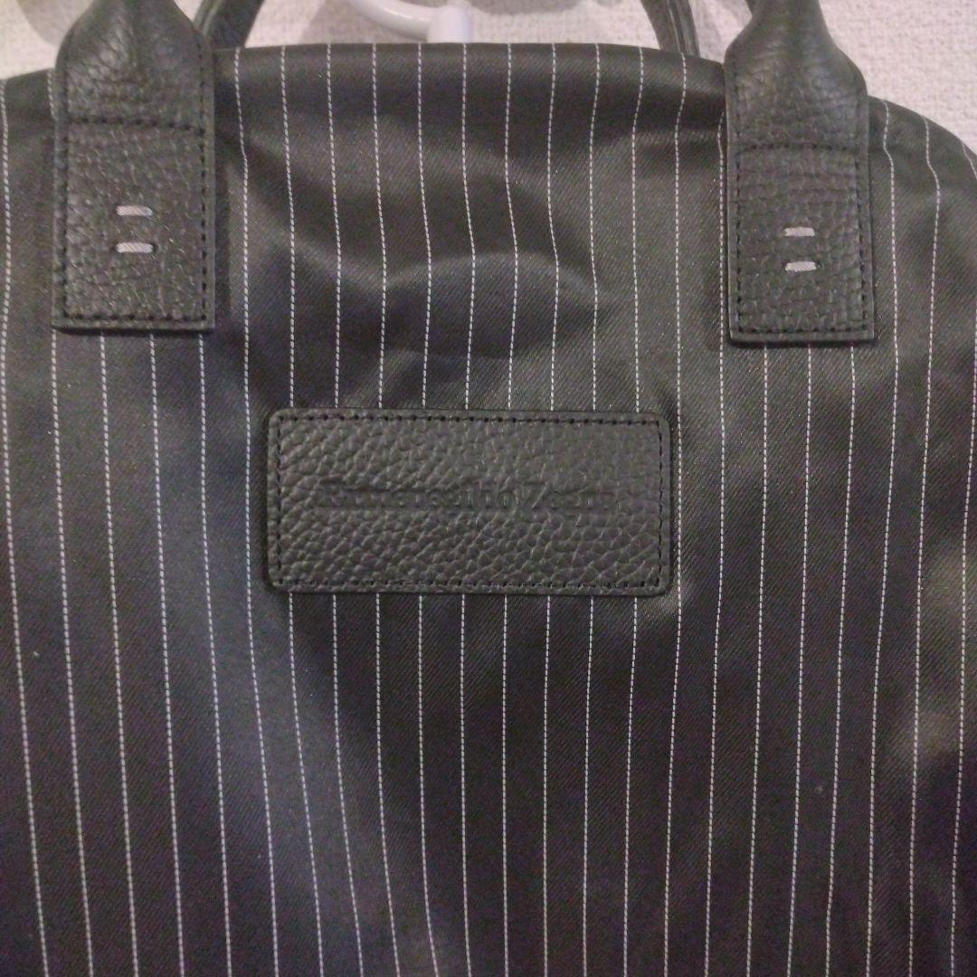 ZEGNA ストライプデザインの黒色ガーメントケース、レザー製ハンドル付き。