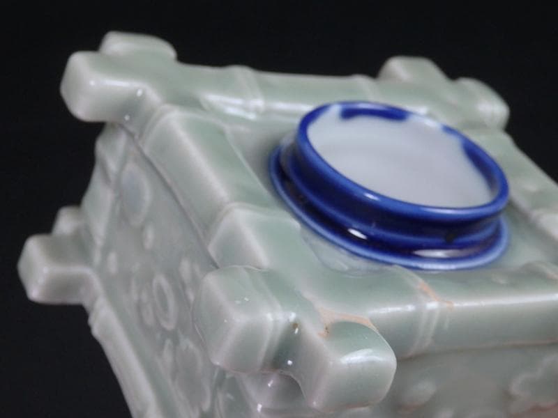 古伊万里　青磁　陽刻　井戸型　梅花の図　盃台　E264AS-CGr