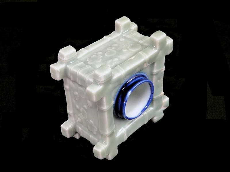 古伊万里　青磁　陽刻　井戸型　梅花の図　盃台　E264AS-CGr