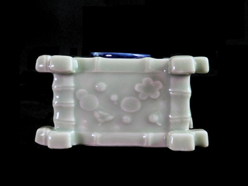 古伊万里　青磁　陽刻　井戸型　梅花の図　盃台　E264AS-CGr