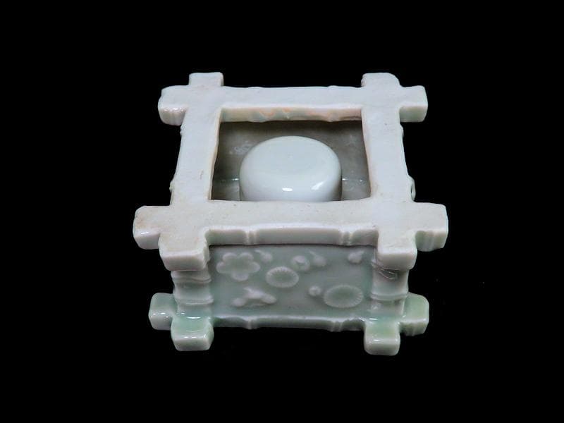 古伊万里　青磁　陽刻　井戸型　梅花の図　盃台　E264AS-CGr