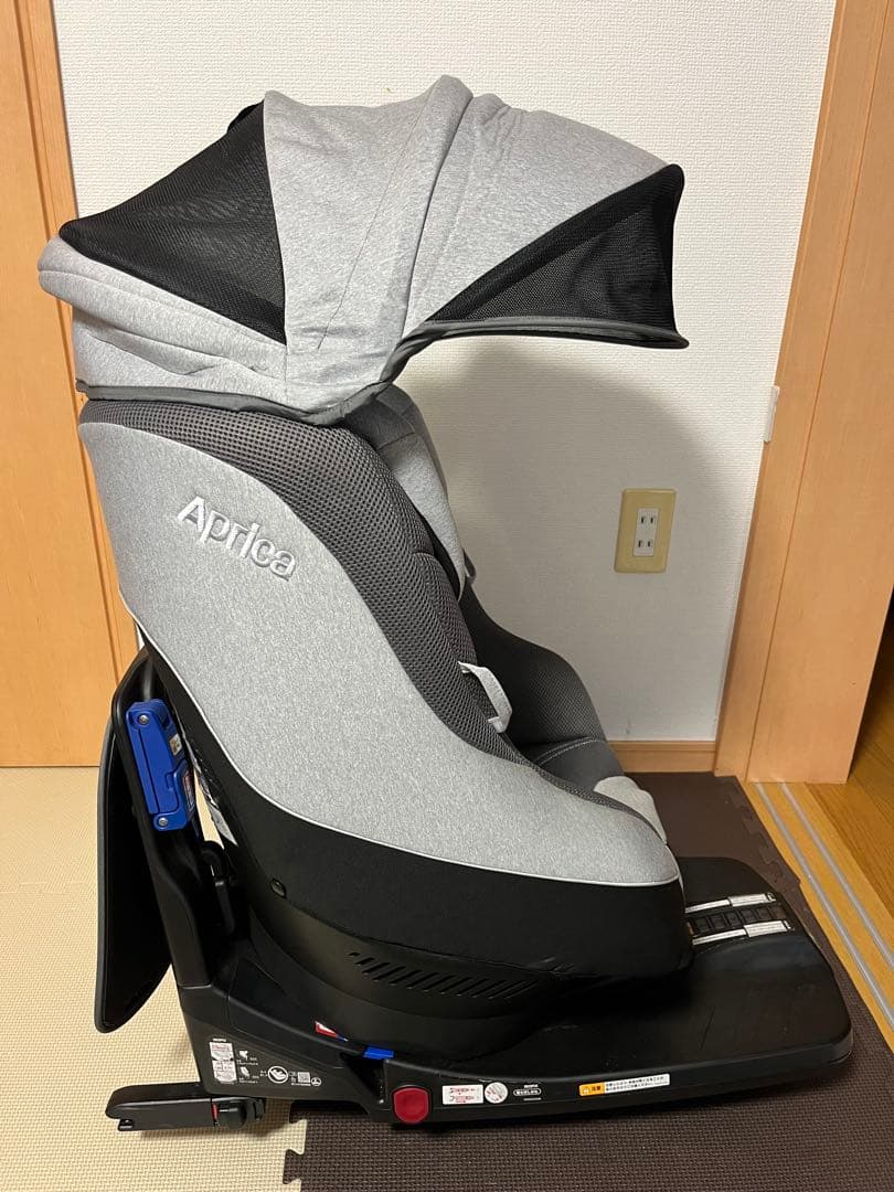 週末限定値下げ！Aprica クルリラ チャイルドシート グレー　ガイドキャップ