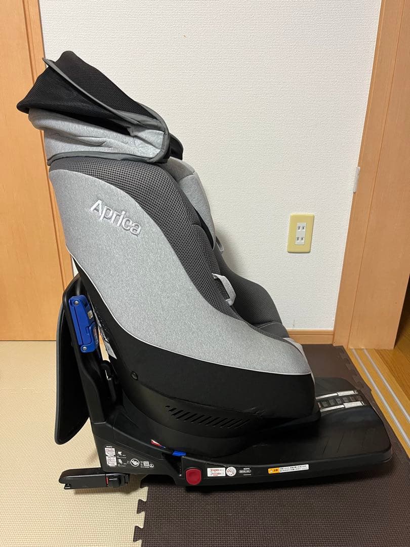 週末限定値下げ！Aprica クルリラ チャイルドシート グレー　ガイドキャップ