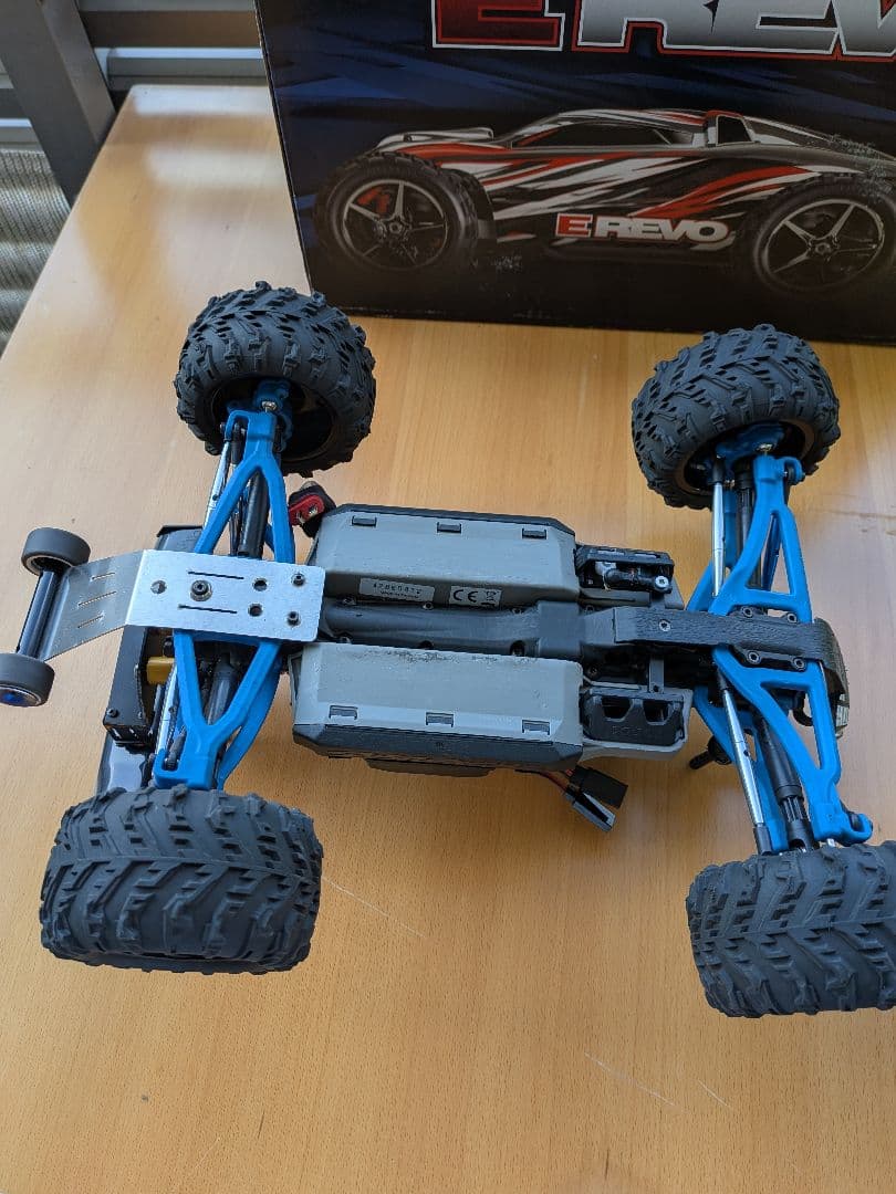 トラクサスEレボ1/１６ 更に変更しました。ボデーは、1台を、選択して下さい。