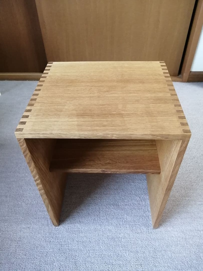 サイド・テーブル、スツール