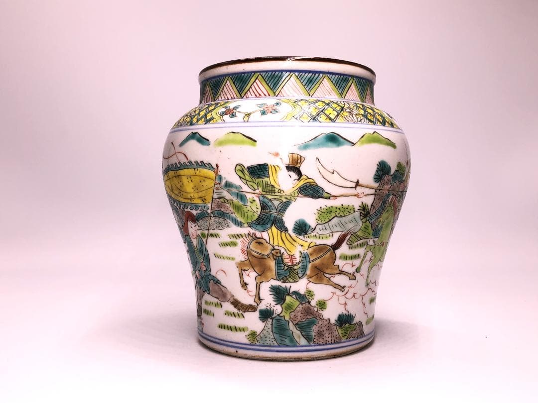 【 大清雍正年製小壺 】　五彩粉彩　騎馬合戦図