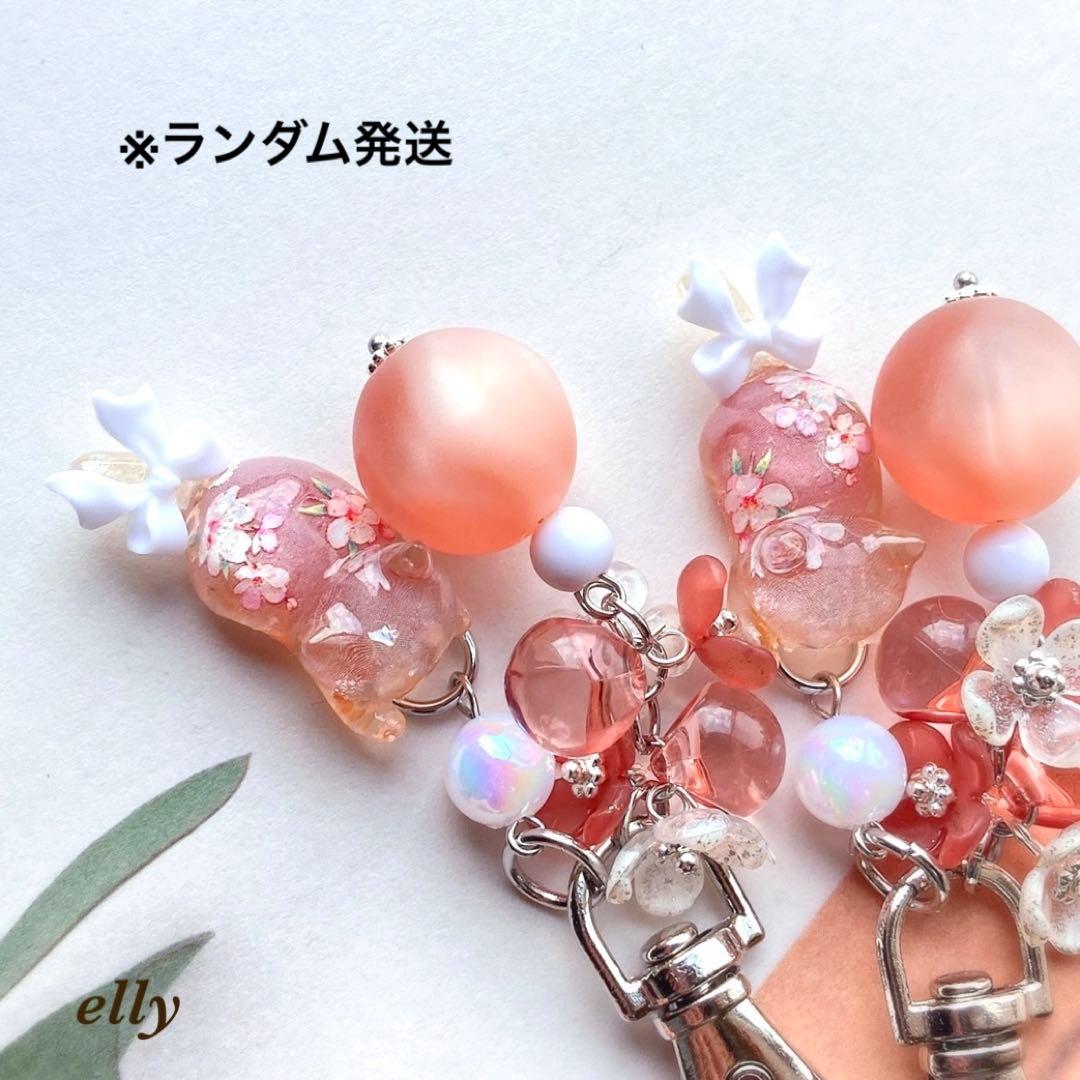 【ひな様】1625.天然石　水晶　和柄　牡丹　じゃれ猫　レジン　キーホルダー