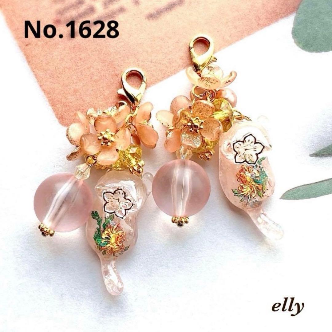 【ひな様】1625.天然石　水晶　和柄　牡丹　じゃれ猫　レジン　キーホルダー