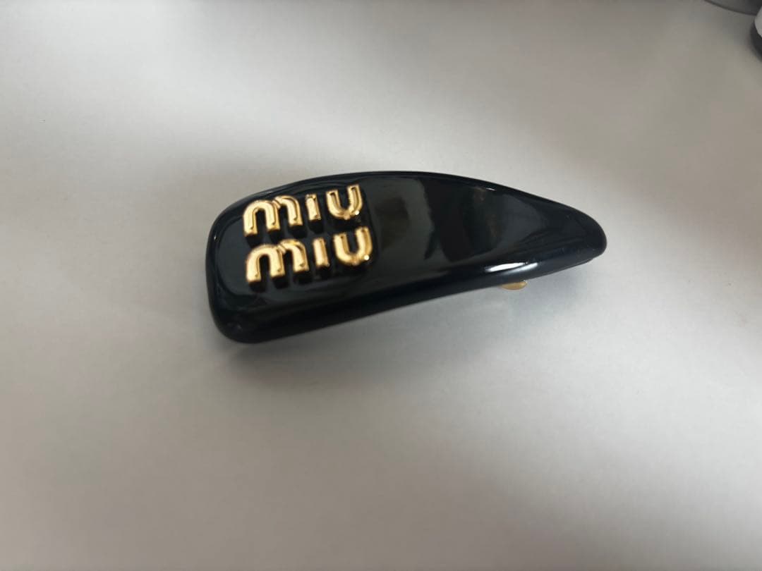 miu miu パテントレザーヘアクリップ 黒　箱無し