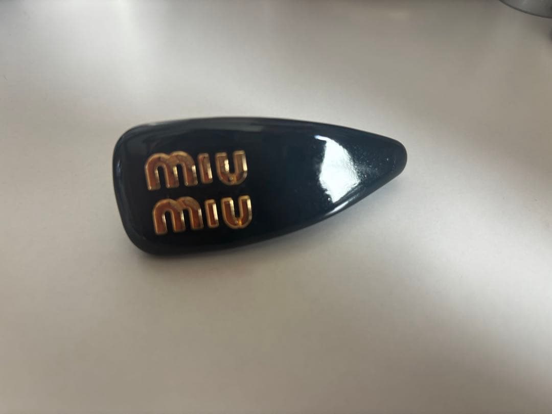 miu miu パテントレザーヘアクリップ 黒　箱無し
