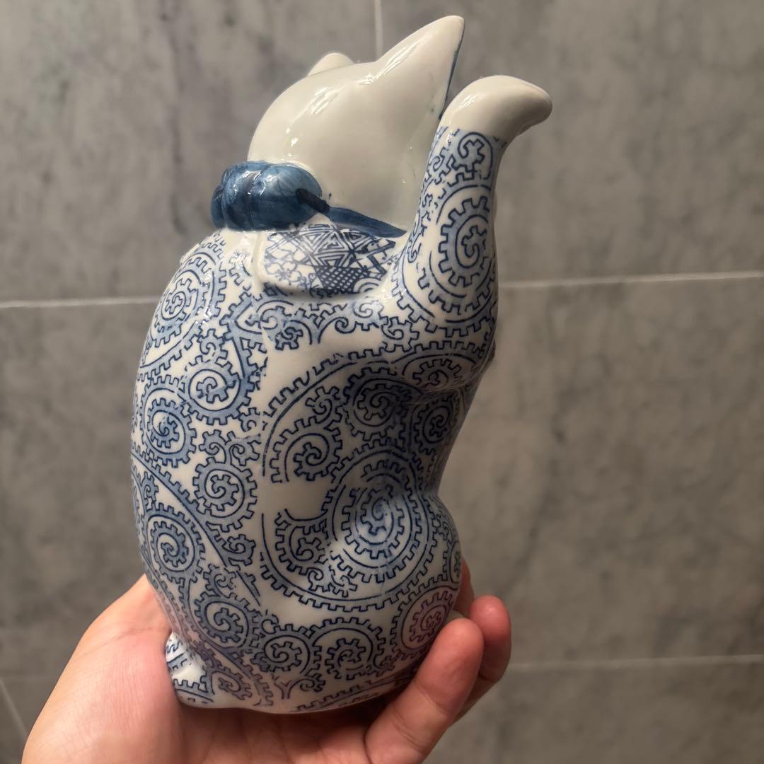 アンティーク　瞳やまつ毛、ヒゲ、体の唐草模様が美しい陶磁器の招き猫