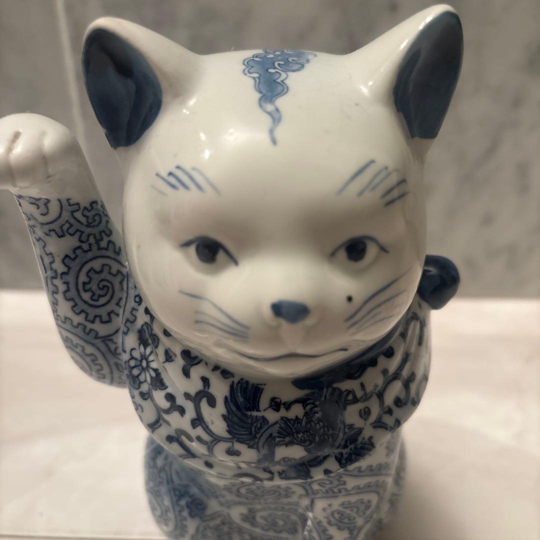 アンティーク　瞳やまつ毛、ヒゲ、体の唐草模様が美しい陶磁器の招き猫