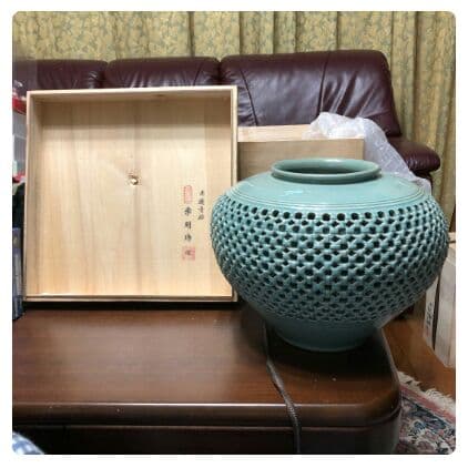 青磁編み目透かし壺