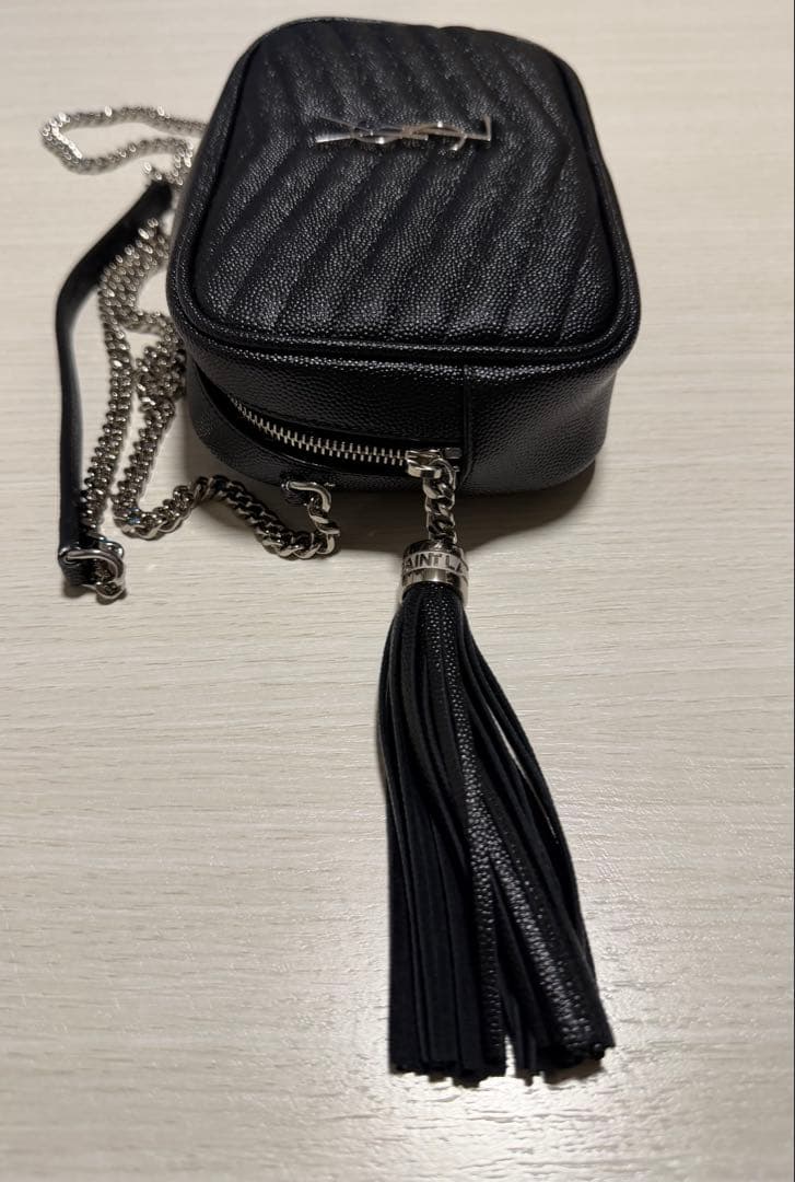 YVES SAINT LAURENTルー レザー Vステッチ ショルダーバッグ