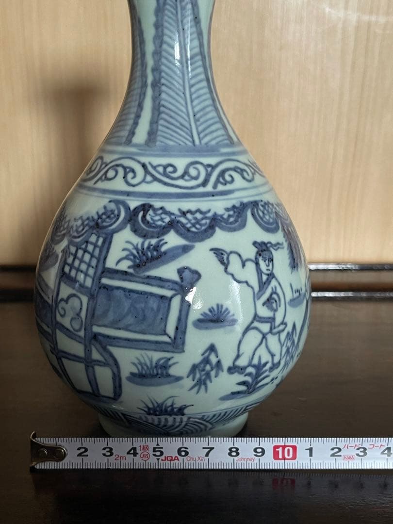 青白磁 花瓶 人物と風景の絵柄