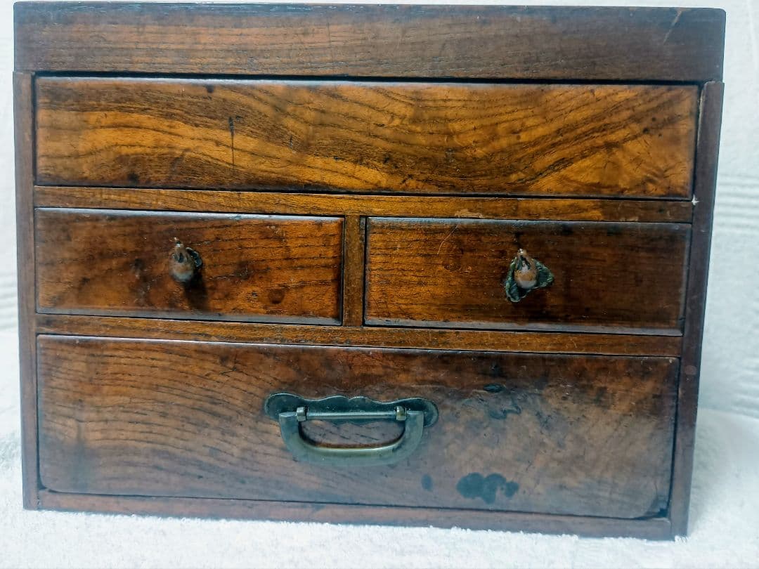 唐木の時代物箪笥(硯箱) 上の引き出右左押て出ます とても可愛ナスのすまみ付