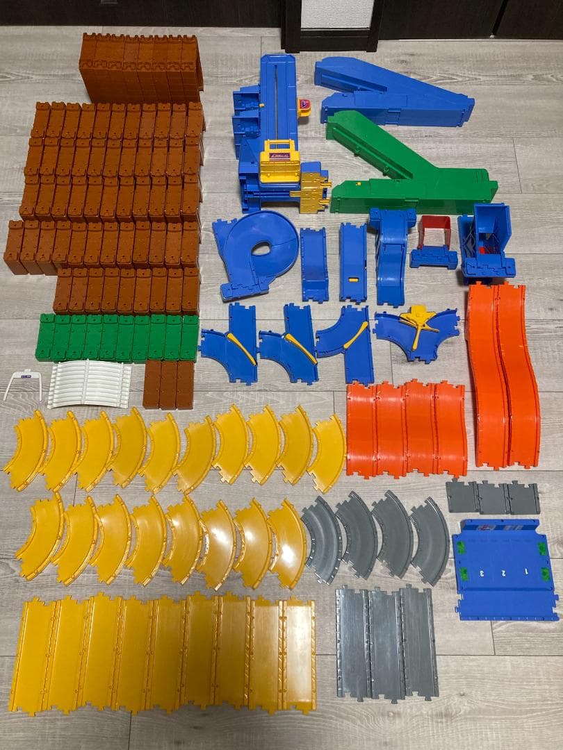 トミカ どうろセット３種類＋橋脚・どうろ等30点以上追加