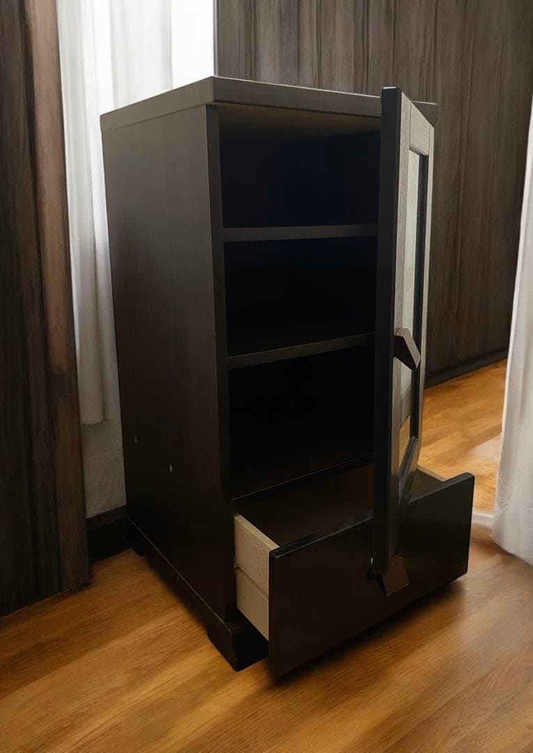 和洋どちらにも合うガラス扉のスリムキャビネット　42×39×81.5センチ