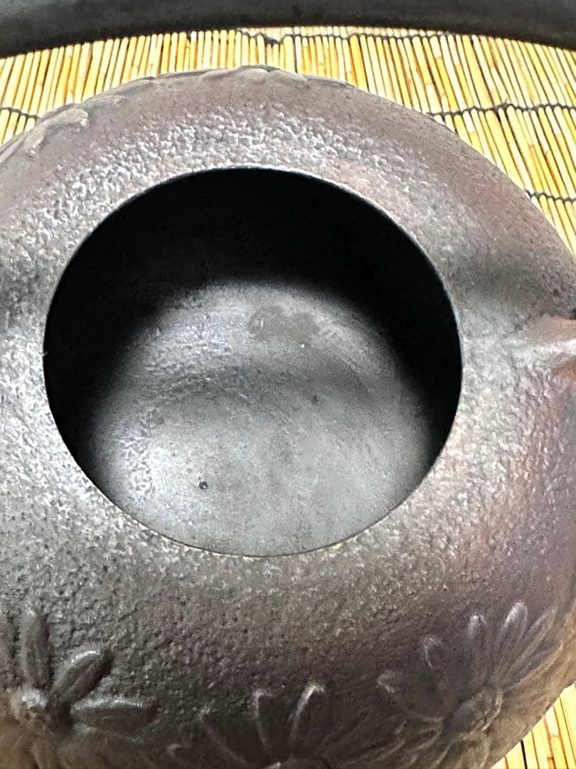 未使用品、供箱等付属品付　岩手県奥州 佐秋鋳造所 佐藤守巨造 真作保証　南部鉄瓶