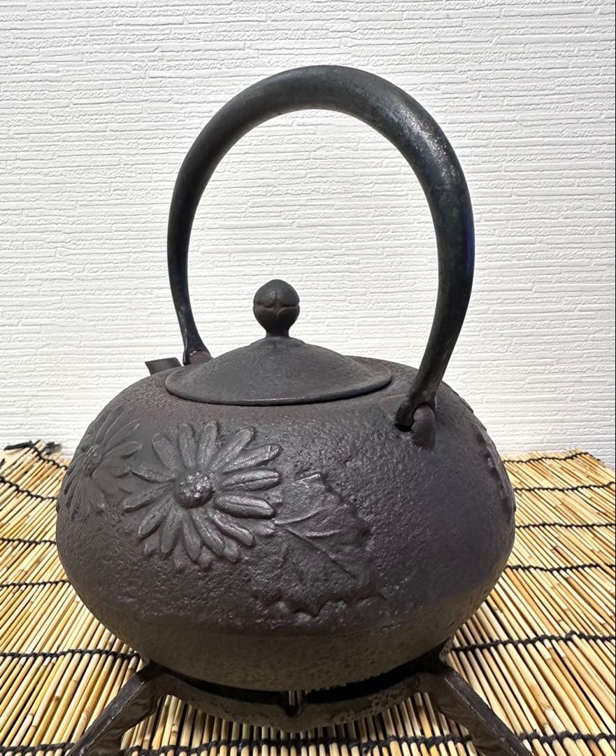 未使用品、供箱等付属品付　岩手県奥州 佐秋鋳造所 佐藤守巨造 真作保証　南部鉄瓶