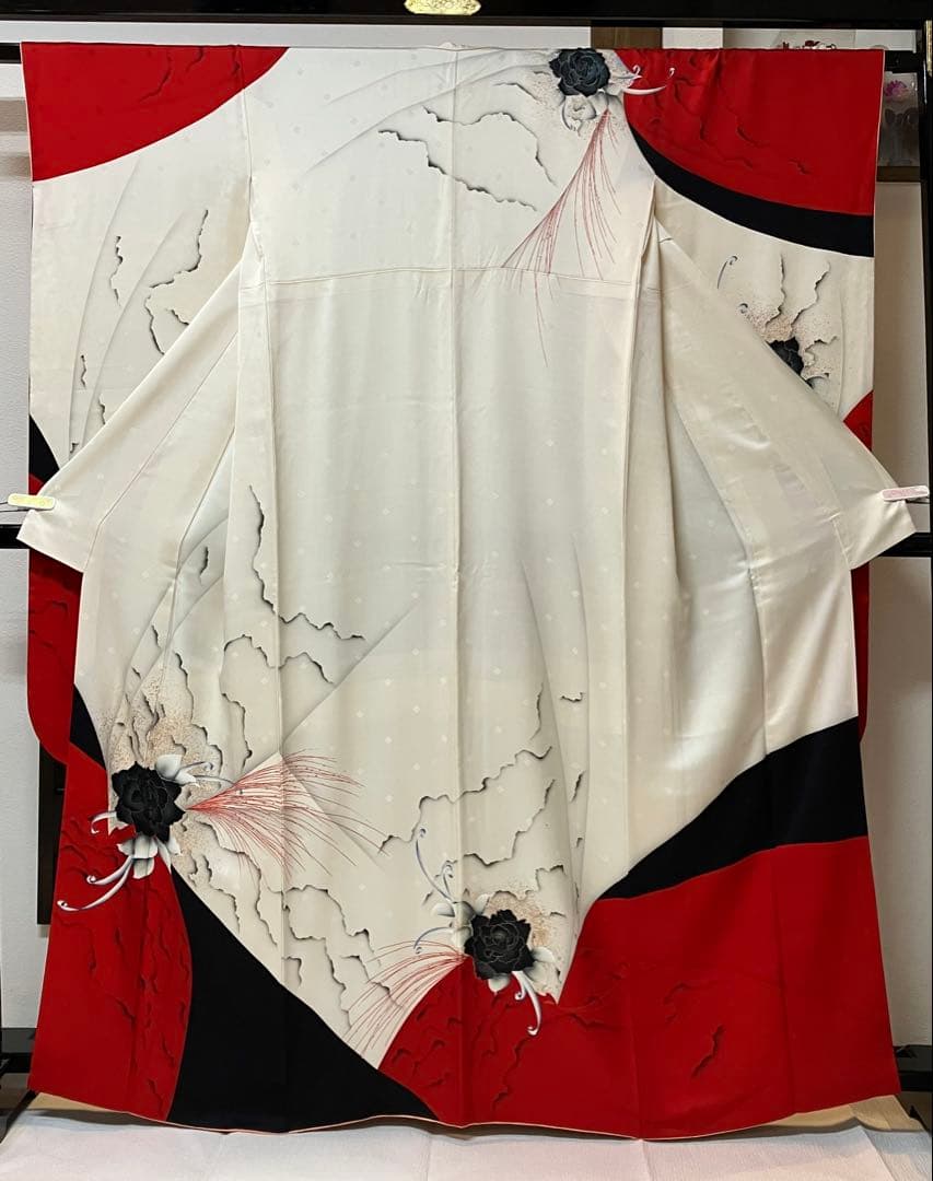 赤白黒 花模様　ブランド　振袖