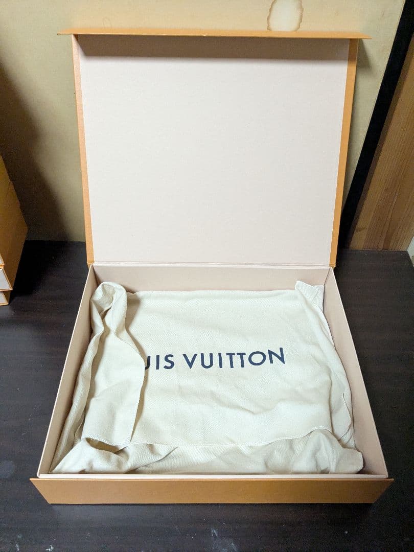 LOUIS VUITTON ギフトボックスとバッグセット