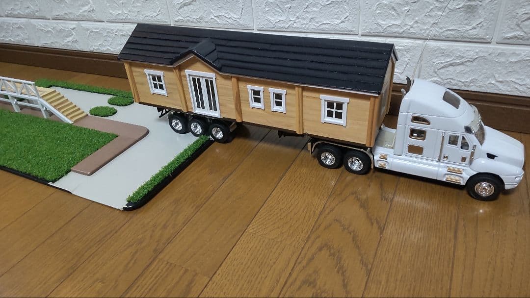 RCトレーラー1/32Scale　木造トレーラーハウス（サービス品・飾り用地付）