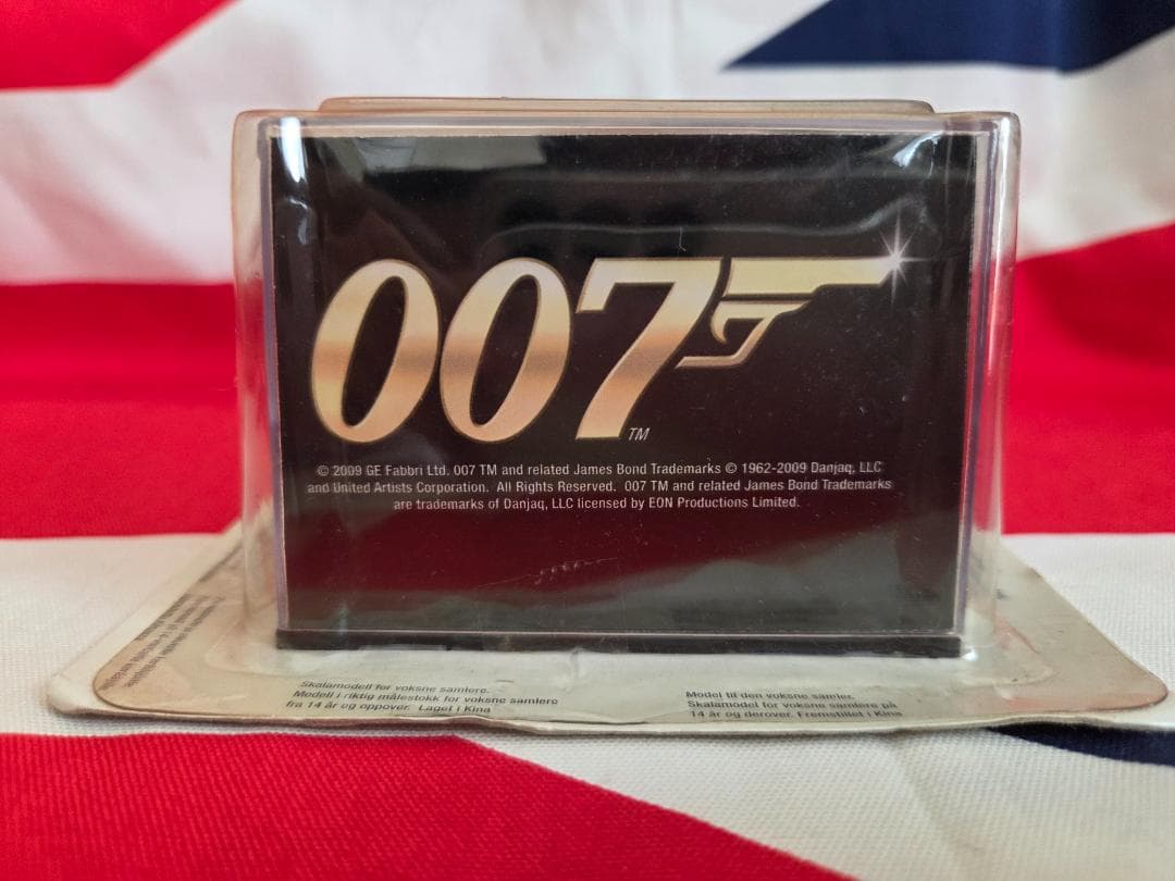 ジオラマケースミニクーパー２台★女王陛下の００７　養蜂家のミニバン　ローバーミニ