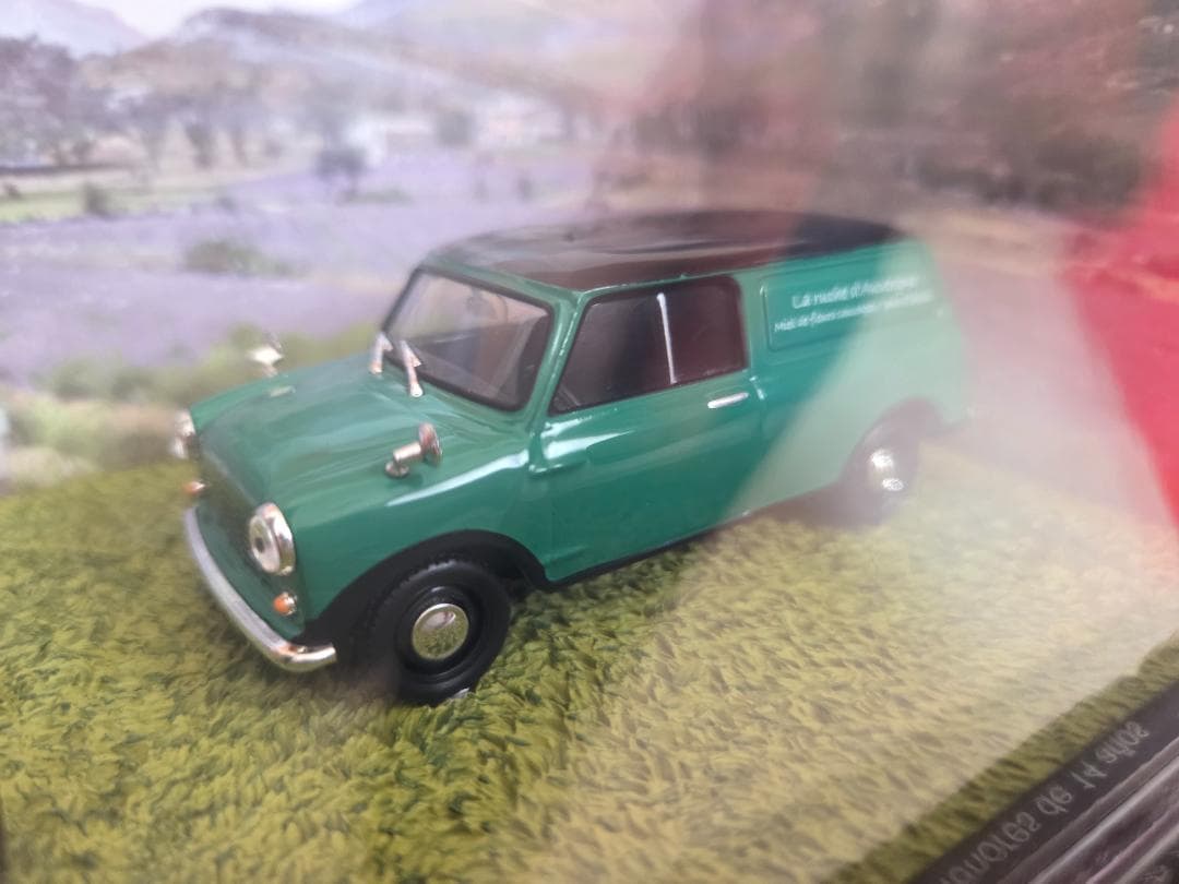 ジオラマケースミニクーパー２台★女王陛下の００７　養蜂家のミニバン　ローバーミニ