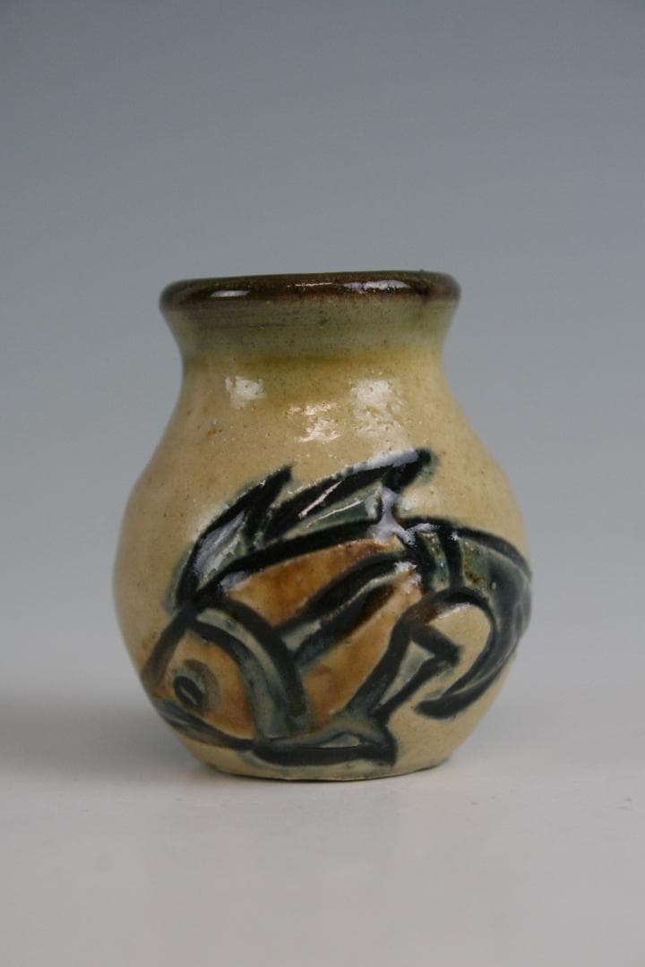 壺屋焼 人間国宝 金城次郎 作　魚文小壺（楊枝壺）