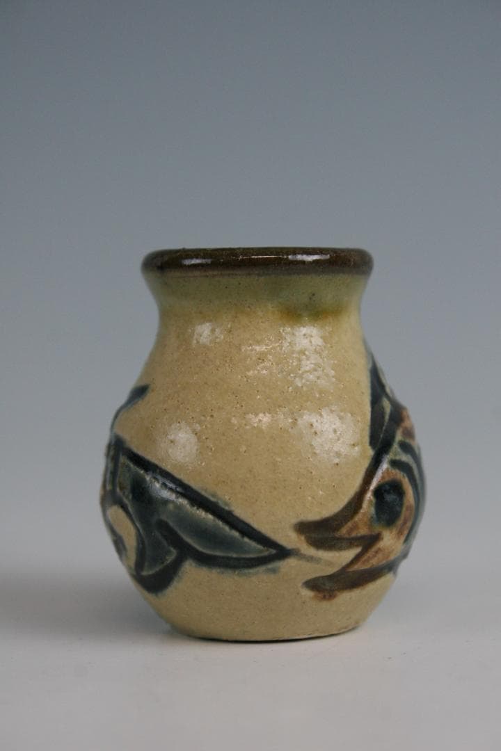 壺屋焼 人間国宝 金城次郎 作　魚文小壺（楊枝壺）