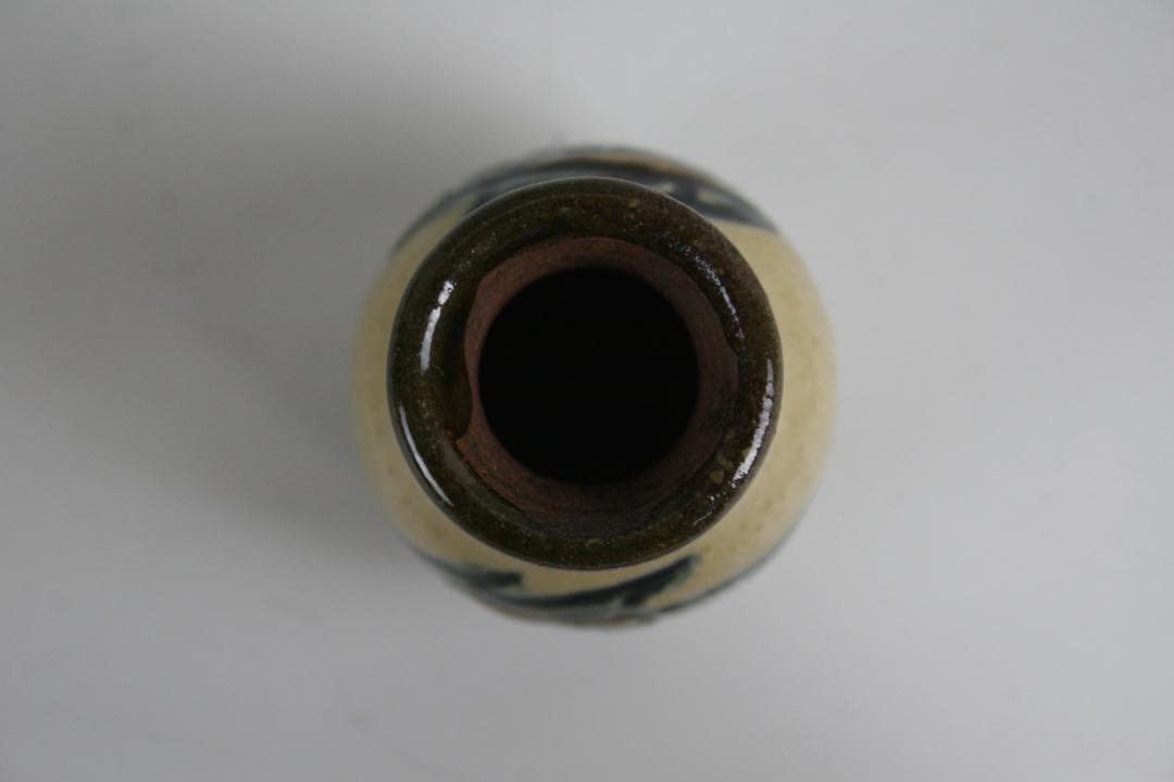 壺屋焼 人間国宝 金城次郎 作　魚文小壺（楊枝壺）