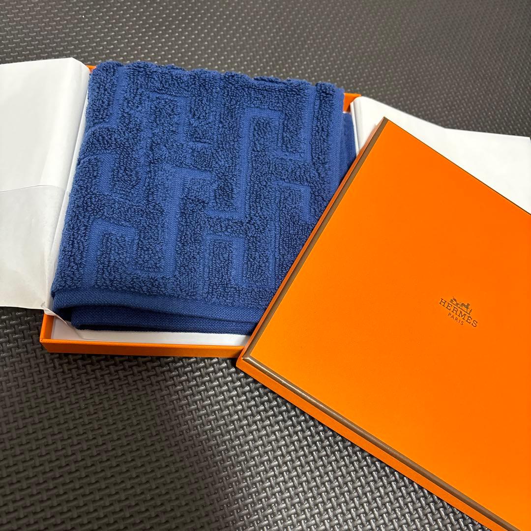 エルメスHERMES ネイビー タオル　カレ・タオル 《ステアーズ》