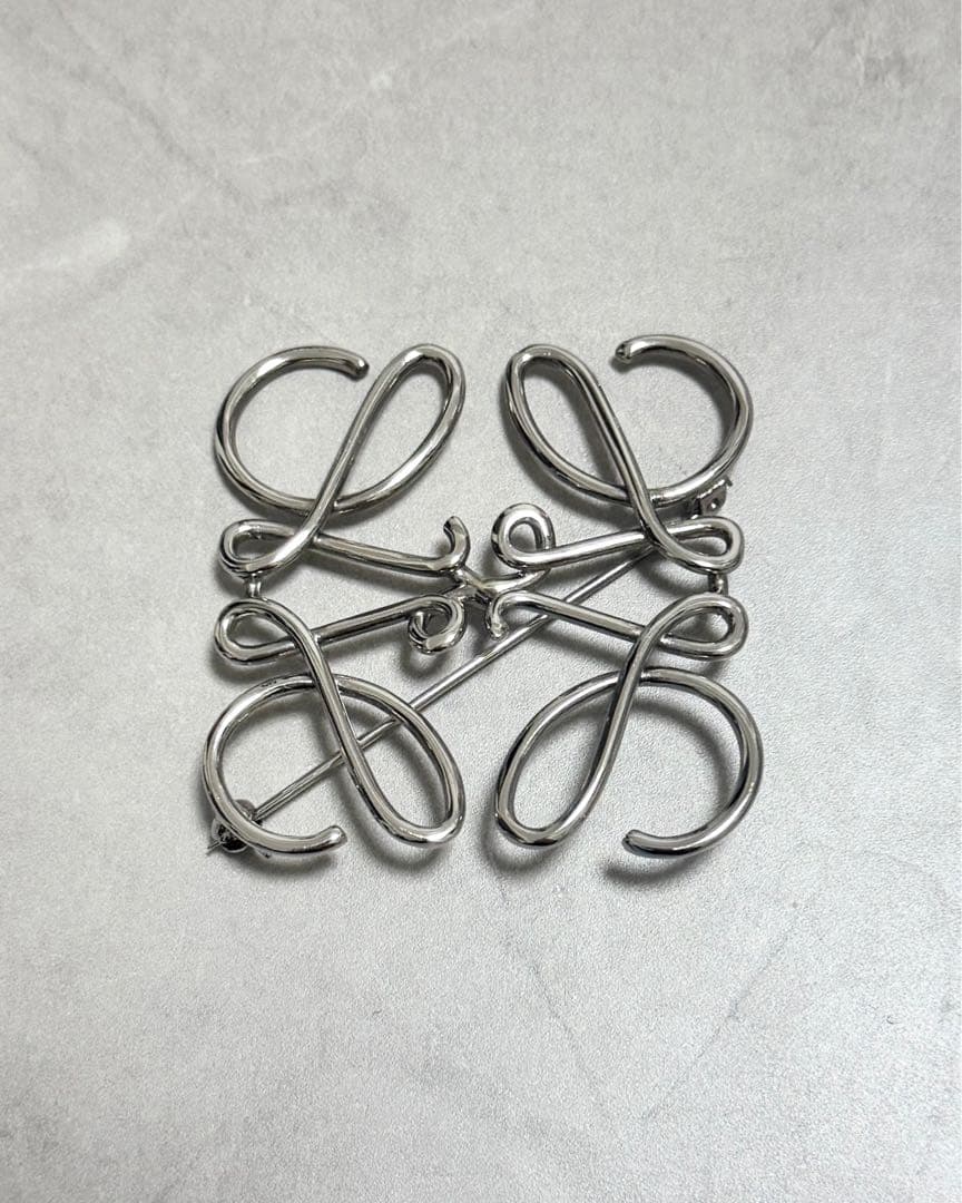 LOEWE(ロエベ) アナグラム ブローチ