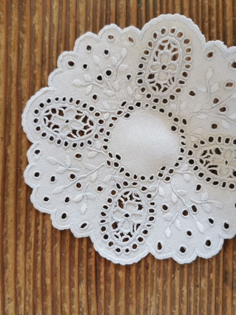 アンティーク オープンカットワーク アイレット刺繍 フラワーリム リネンドイリー