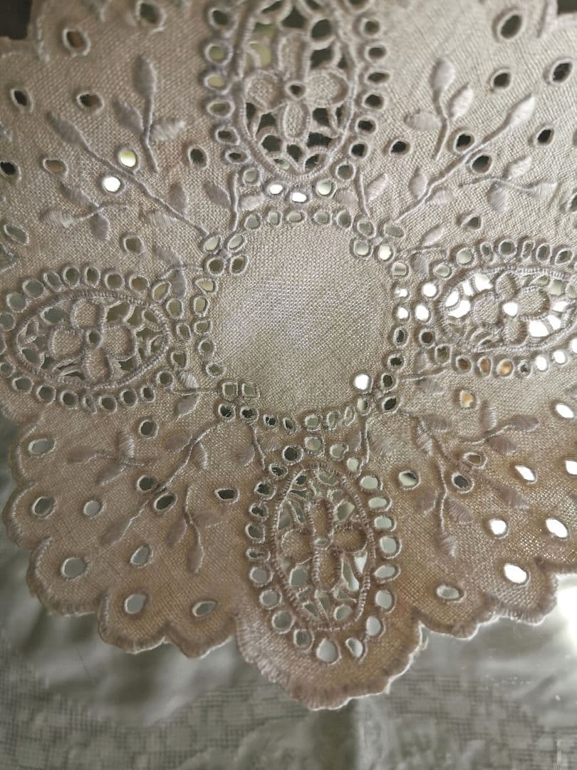 アンティーク オープンカットワーク アイレット刺繍 フラワーリム リネンドイリー