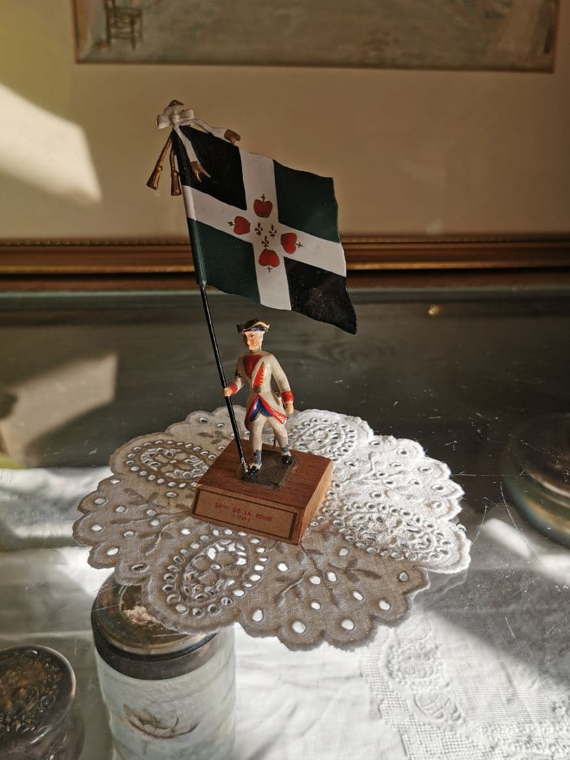 アンティーク オープンカットワーク アイレット刺繍 フラワーリム リネンドイリー