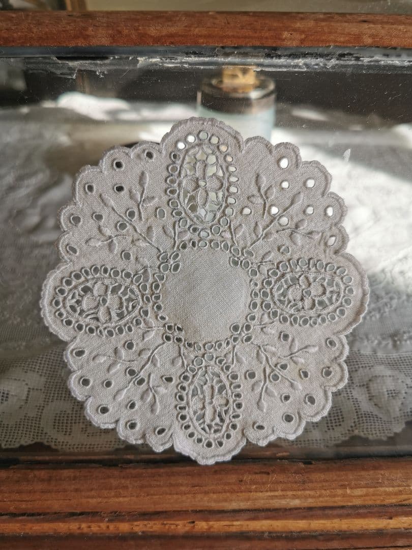 アンティーク オープンカットワーク アイレット刺繍 フラワーリム リネンドイリー