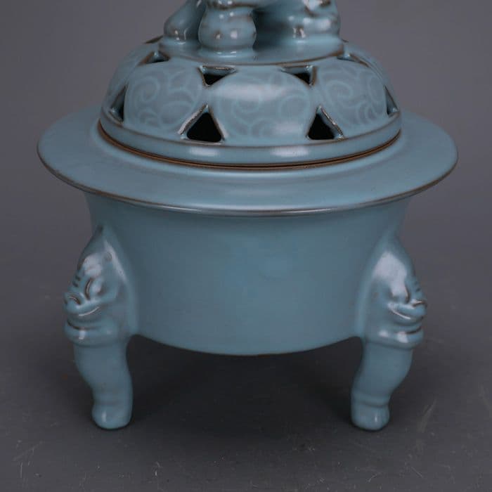 汝窯鉄胎青釉彫り彫り三本足香炉 景徳鎮 陶磁器 装飾品 現代工芸品 美術品 置物